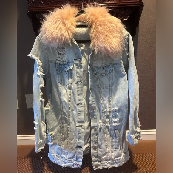 Distressed Denim Jacket w Faux Fur collar - Picture 9 of 16